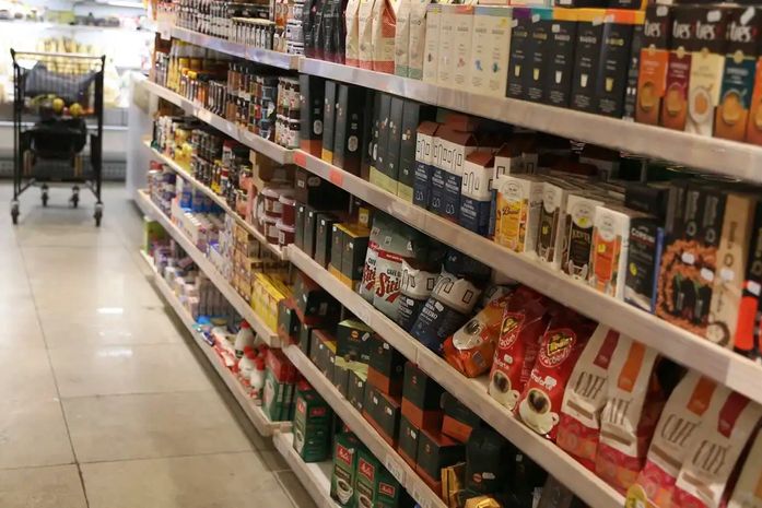 Comércio tem queda de 0,4% em abril, depois de três altas