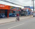 Sem ciclovia, ciclistas enfrentam medo e disputam espaço com carros na Via Expressa, em Maceió 