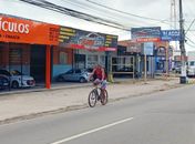 Sem ciclovia, ciclistas enfrentam medo e disputam espaço com carros na Via Expressa, em Maceió 