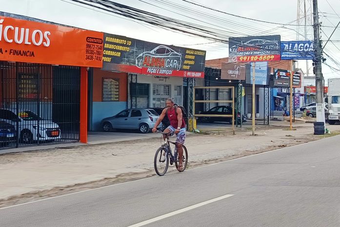 Sem ciclovia, ciclistas enfrentam medo e disputam espaço com carros na Via Expressa, em Maceió