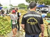 Ambulantes são orientados a cumprir ordenamento para venda de milho na Praça da Faculdade
