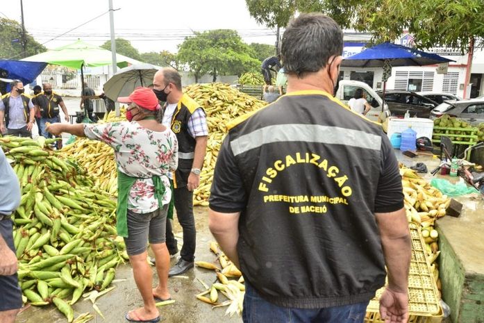 Ambulantes são orientados a cumprir ordenamento para venda de milho na Praça da Faculdade