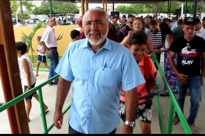 Prefeito de Delmiro Gouveia, Padre Eraldo, ganha prêmio de ‘Prefeito Amigo da Criança’ da fundação Abrinq