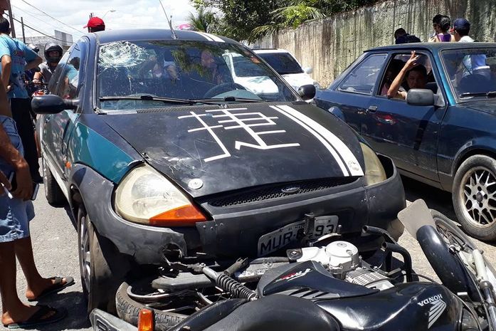 Acidente ocorreu no início da tarde deste sábado (11)