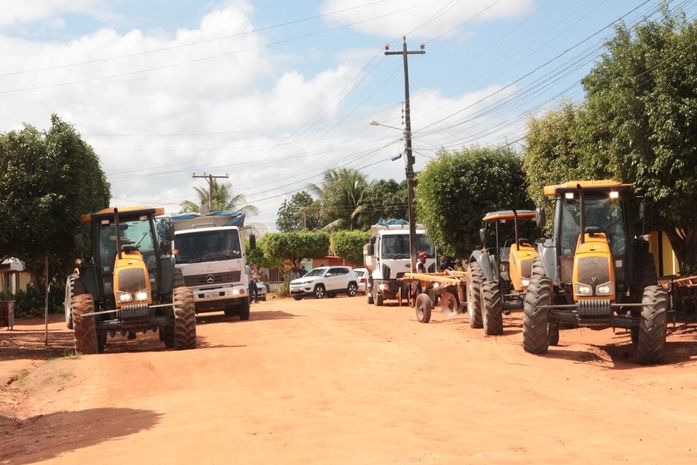 Comunidades rurais são beneficiadas com manutenção de vias e aração de terras em Arapiraca