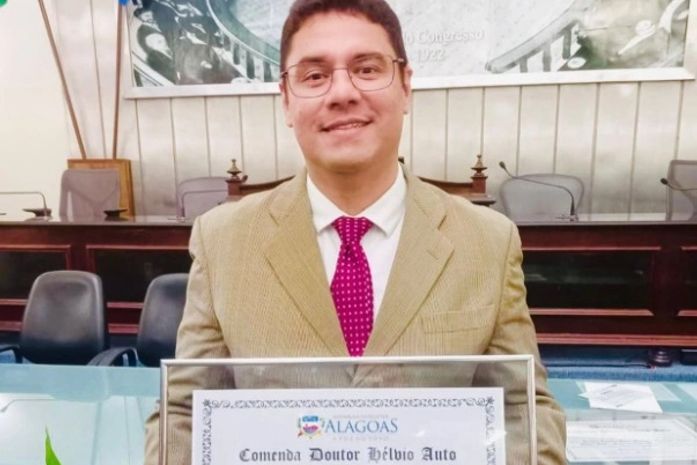 Lucas Ribeiro recebe Comenda Doutor Hélvio Auto por atuação durante a pandemia da COVID-19