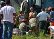 Ônibus capota na BR 101