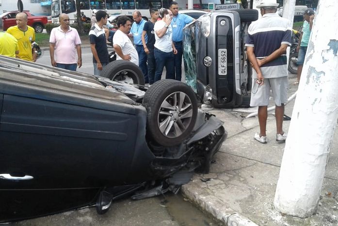 Carros colidiram na manhã desta sexta-feira (06)