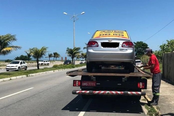 Durante operação, SMTT autua e remove veículos irregulares em Maceió