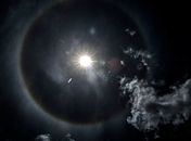 Halo solar é visto no céu de Brasília neste sábado
