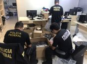 Policiais federais durante cumprimento dos mandados