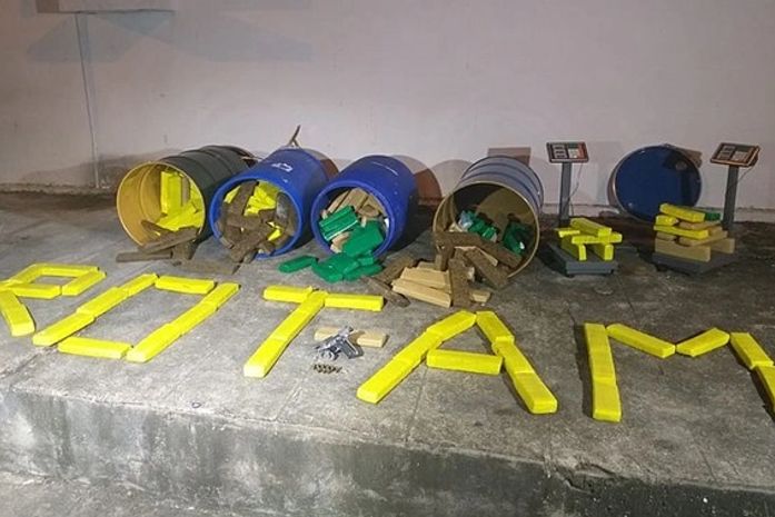 Droga estava distribuída em tabletes e escondida em tonéis.