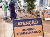 Após apelo de lojistas, prefeita se reunirá com Águas do Sertão para discutir cronograma de obras no comércio