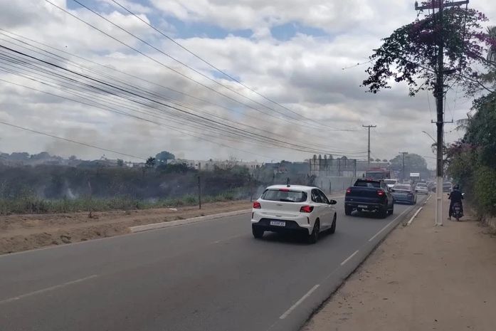 Corpo de Bombeiros tenta debelar chamas em matagal em Arapiraca