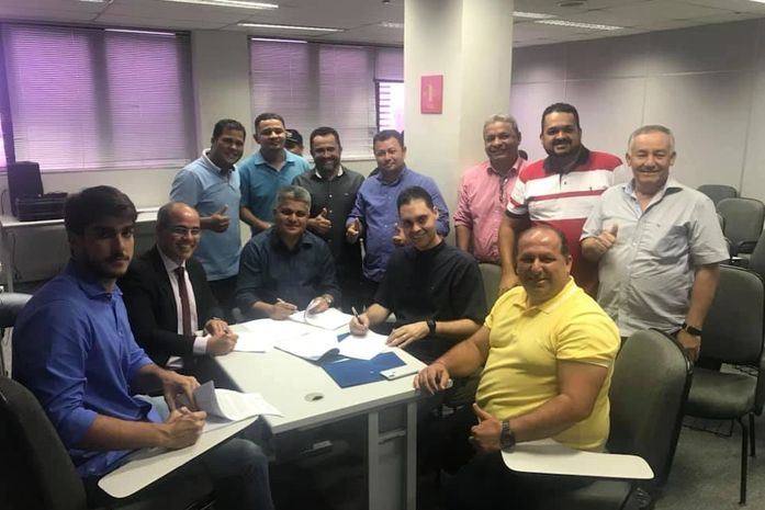 Prefeito e vereadores assinam contrato para 400 novas casas.