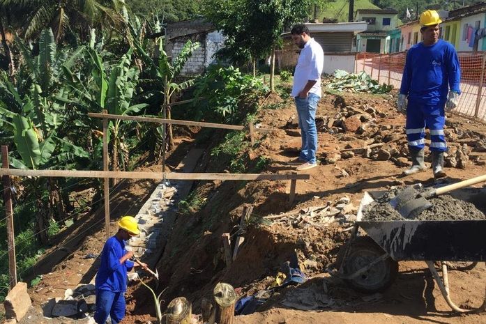 Prefeito Arthur Freitas vistoria obras de construção dos Mirantes de Santana do Mundaú