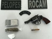 Homem é preso em flagrante por tráfico em Arapiraca; PM apreende arma e drogas