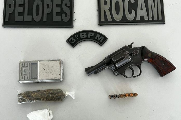 Homem é preso em flagrante por tráfico em Arapiraca; PM apreende arma e drogas