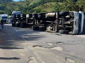 Carreta carregada com garrafas tomba em trecho da BR-101, em Flexeiras