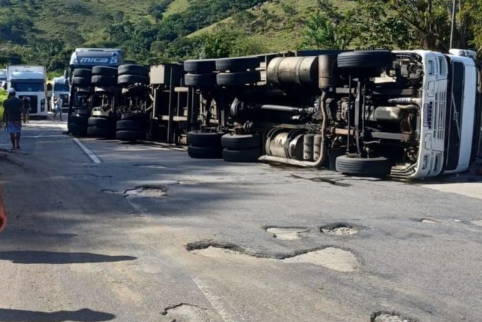 Carreta carregada com garrafas tomba em trecho da BR-101, em Flexeiras