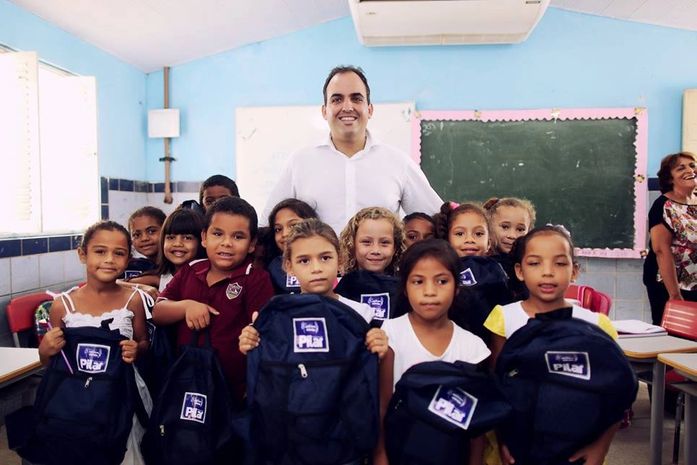 Renato Filho entrega kits aos alunos da rede municipal
