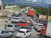 Câmeras flagram saque de carga de suco após acidente com carreta no Tabuleiro; veja vídeo