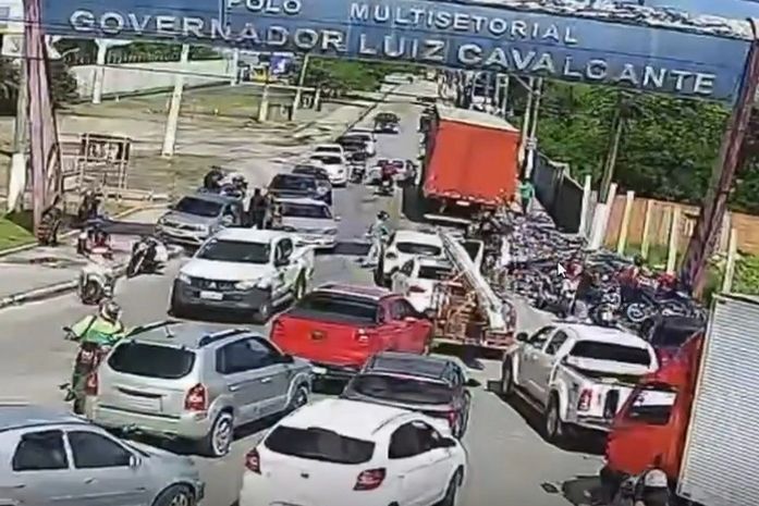 Câmeras flagram saque de carga de suco após acidente com carreta no Tabuleiro; veja vídeo