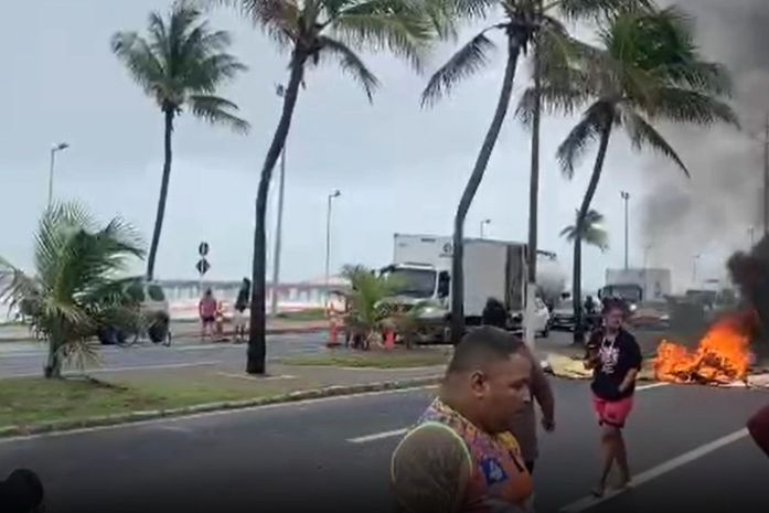 Moradores bloqueiam Avenida Assis Chateaubriand em protesto contra falta de energia em Maceió