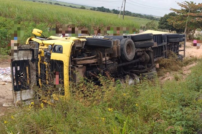 Carreta que transportava creme dental tomba na BR 101 e carga é saqueada