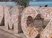 Totem "Eu Amo Maceió" é vandalizado e tem pedras furtadas na orla da Jatiúca