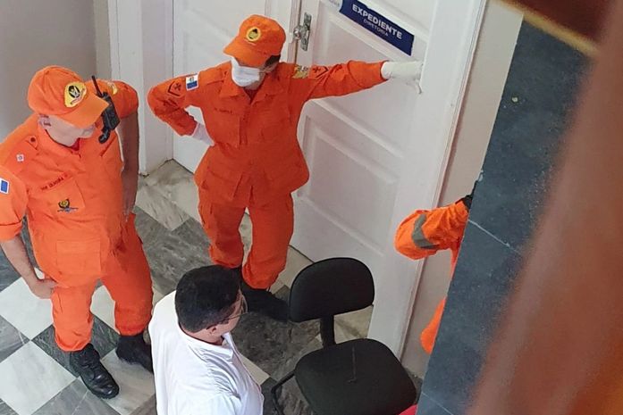 Três pessoas ficaram presas no elevador