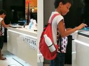 Garoto foi flagrado estudando em loja de shopping.