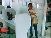 Câmeras flagram homem roubando celular em concessionária; Veja vídeo