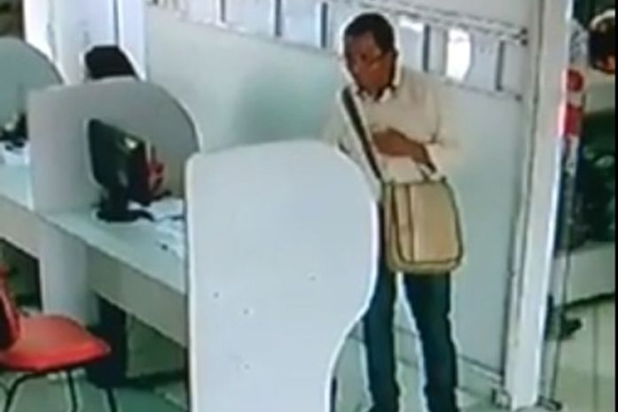 Câmeras flagram homem roubando celular em concessionária; Veja vídeo