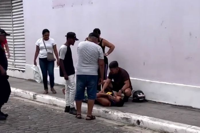 Luminária se desprende e cai sobre motociclista que fica ferido em Penedo