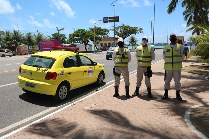 Trio é detido após furtar caixa térmica e cervejas em restaurante na orla da Pajuçara