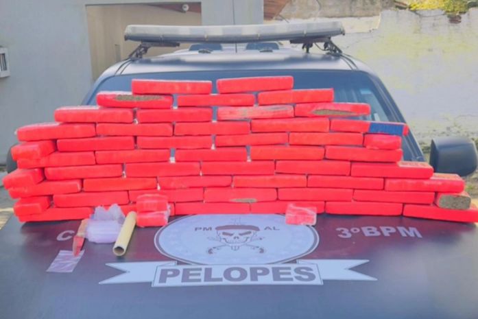 Homem é preso e mais de 30kg de maconha são apreendidos em imóvel abandonado em Arapiraca