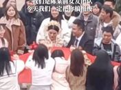 Ex-namoradas de 'mulherengo' que se casava seguram faixa e fazem protesto contra ele