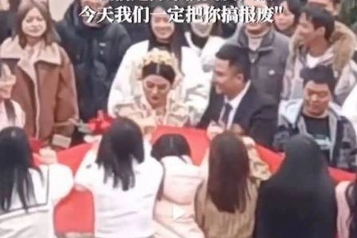 Ex-namoradas de 'mulherengo' que se casava seguram faixa e fazem protesto contra ele