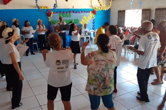 Seresteiros da terceira idade animamaram atividades do SCFV.