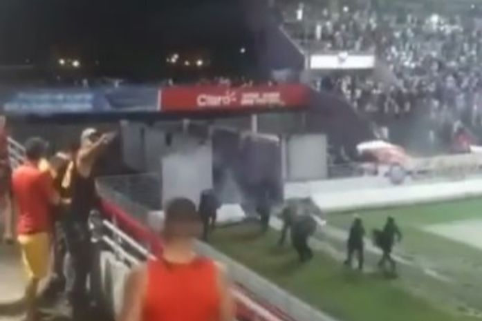 Polícia usa balas de borrachas para conter torcedores no Rei Pelé em jogo do CSA e Sport; veja vídeo