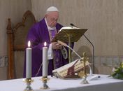 Papa é visto pela 1º vez em 4 dias e diz que não irá a retiro por resfriado