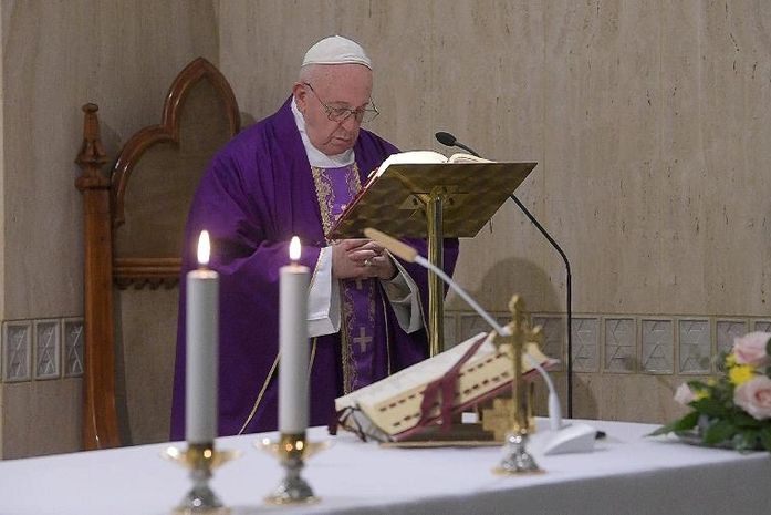 Papa é visto pela 1º vez em 4 dias e diz que não irá a retiro por resfriado