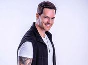 Cantor alagoano Antuan bomba nas rádios com  música Sorriso Amarelo