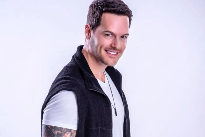 Cantor alagoano Antuan bomba nas rádios com música Sorriso Amarelo