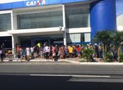 Auxílio Emergencial: longa fila em agência de Maceió para o saque do benefício