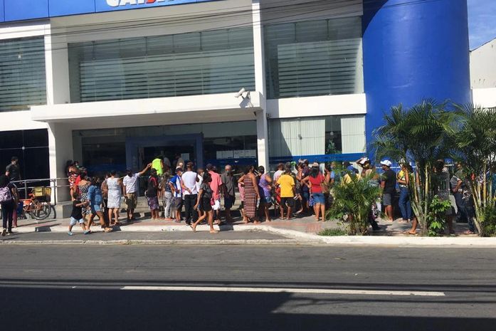 Auxílio Emergencial: longa fila em agência de Maceió para o saque do benefício