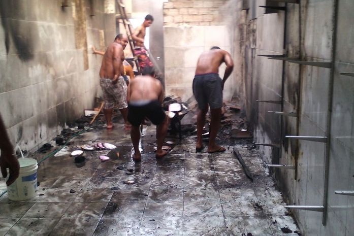 Incêndio destrói estabelecimento comercial durante a madrugada deste sábado