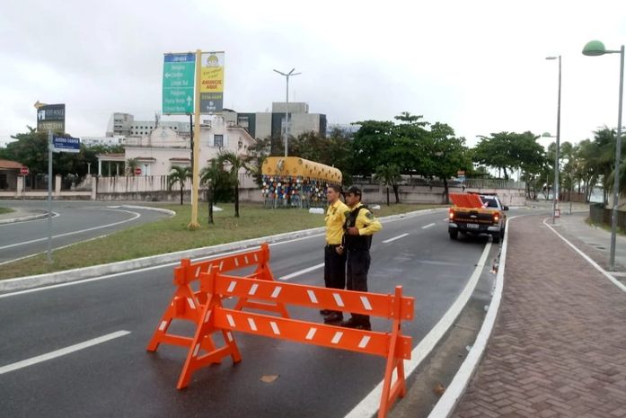 Agentes de trânsito estiveram no local para orientar condutores sobre a nova mudança