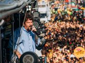 Bloco Caveira arrasta foliões e dá início às prévias de Carnaval

